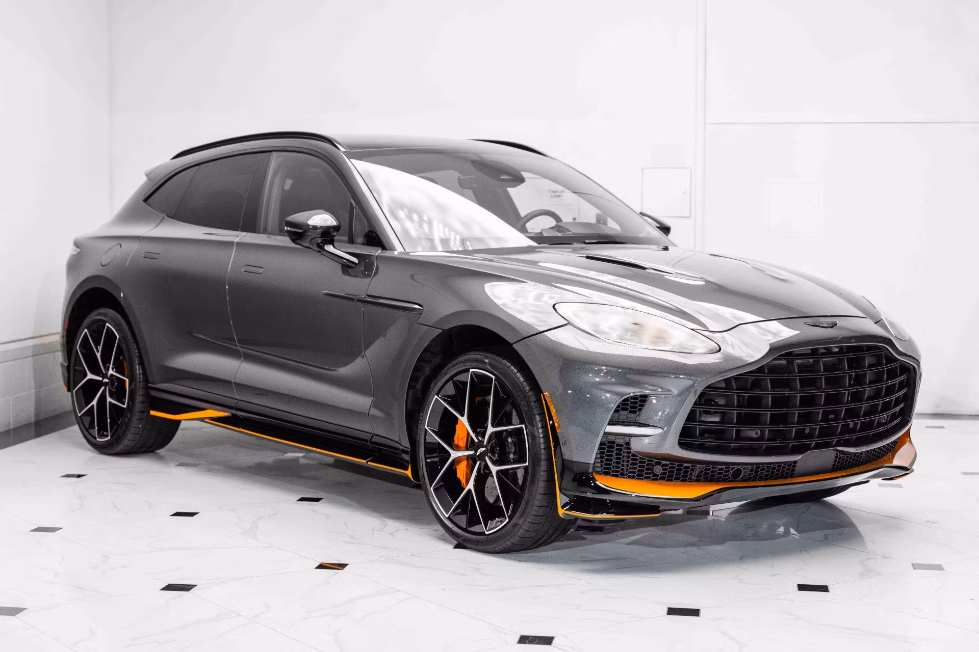 2025 Aston-martin DBX